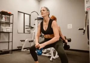 mulher mais velha e na menopausa fazendo exercícios físicos