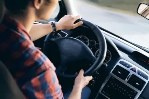 motorista dirigindo carro na estrada