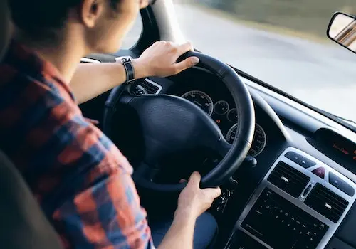 motorista dirigindo carro na estrada